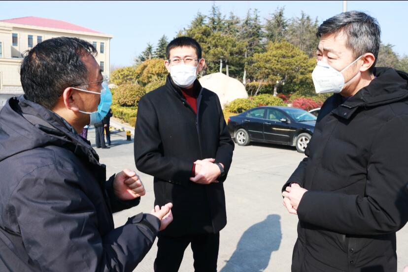共同戰(zhàn)疫情，慰問(wèn)顯大愛(ài)！嶗山區(qū)建筑業(yè)協(xié)會(huì)會(huì)長(zhǎng)袁永林等慰問(wèn)青島高速疫情防控工作人員(圖1)
