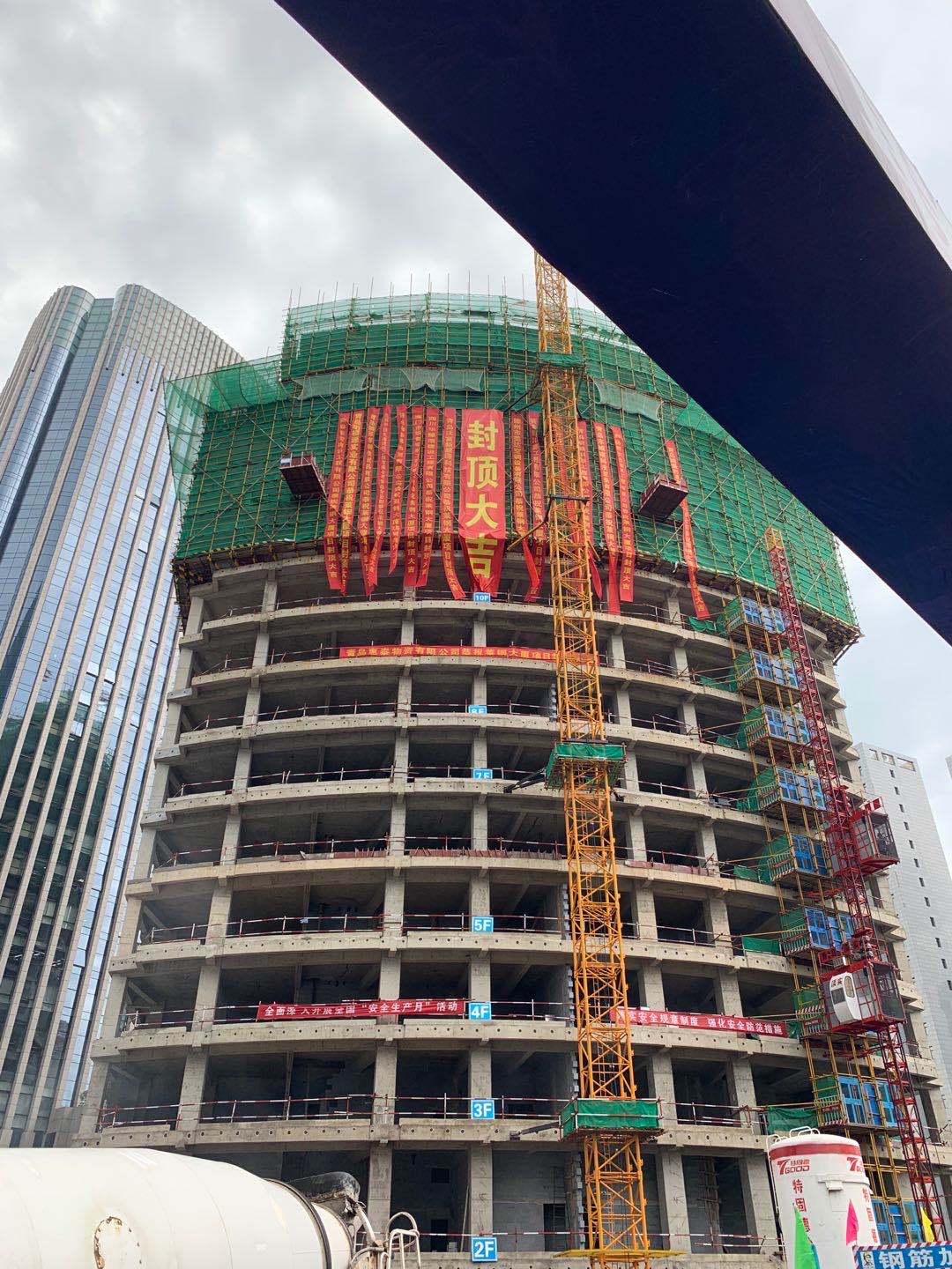 中建聯(lián)合|萊鋼大廈萊鋼綜合商務(wù)寫字樓項(xiàng)目順利封頂！(圖1)