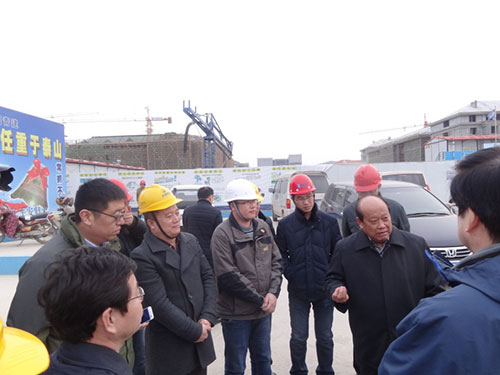 青島市副市長徐振溪視察青島中建聯(lián)合代建的山東大學(xué)青島校區(qū)圖書館工程(圖2)