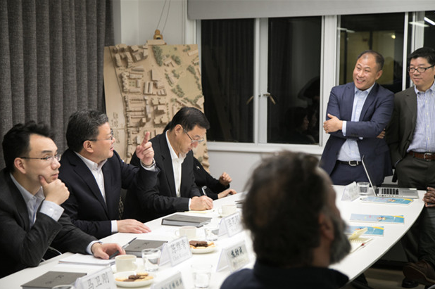 青島市長(zhǎng)孟凡利對(duì)德才集團(tuán)英國(guó)DC-HD設(shè)計(jì)院走訪(fǎng)調(diào)研(圖2) 青島市長(zhǎng)孟凡利對(duì)德才集團(tuán)英國(guó)DC-HD設(shè)計(jì)院走訪(fǎng)調(diào)研(圖2)