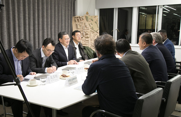 青島市長(zhǎng)孟凡利對(duì)德才集團(tuán)英國(guó)DC-HD設(shè)計(jì)院走訪(fǎng)調(diào)研(圖3) 青島市長(zhǎng)孟凡利對(duì)德才集團(tuán)英國(guó)DC-HD設(shè)計(jì)院走訪(fǎng)調(diào)研(圖3)