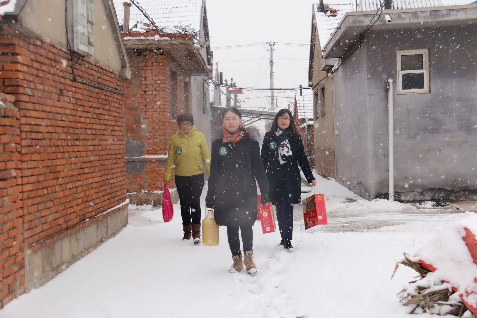 雪中送溫暖  情誼暖人心——公司開展貧困群眾慰問(wèn)活動(dòng)(圖1)