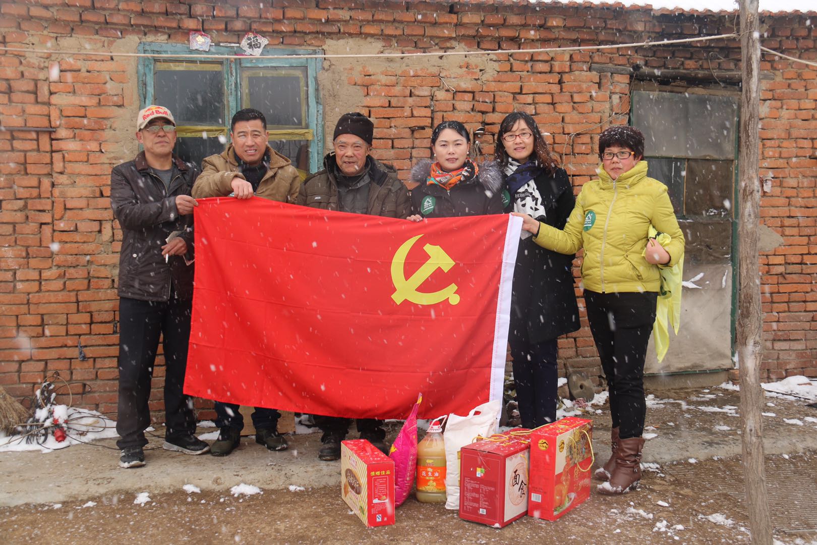 雪中送溫暖  情誼暖人心——公司開展貧困群眾慰問(wèn)活動(dòng)(圖4)