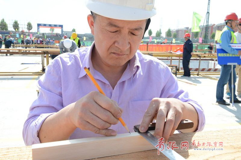 比速度拼質(zhì)量!青島農(nóng)民工建筑技能大比拼(圖1) 比速度拼質(zhì)量!青島農(nóng)民工建筑技能大比拼(圖1)