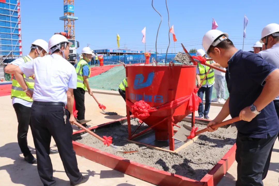 獻(xiàn)禮第38個(gè)教師節(jié)，中建聯(lián)合承建的新三屯小學(xué)綜合樓正式封頂(圖3)