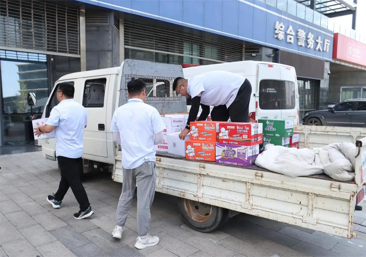 致敬一線 | 青島中建聯(lián)合集團有限公司工會為交警同志“送清涼”(圖2)