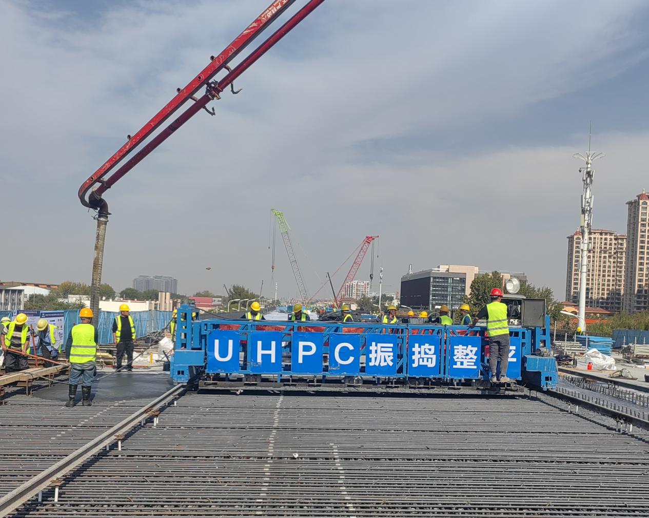 科技賦能 | 中建聯(lián)合實(shí)現(xiàn)UHPC新型科技材料在重慶路快速路工程成功應(yīng)用(圖1)