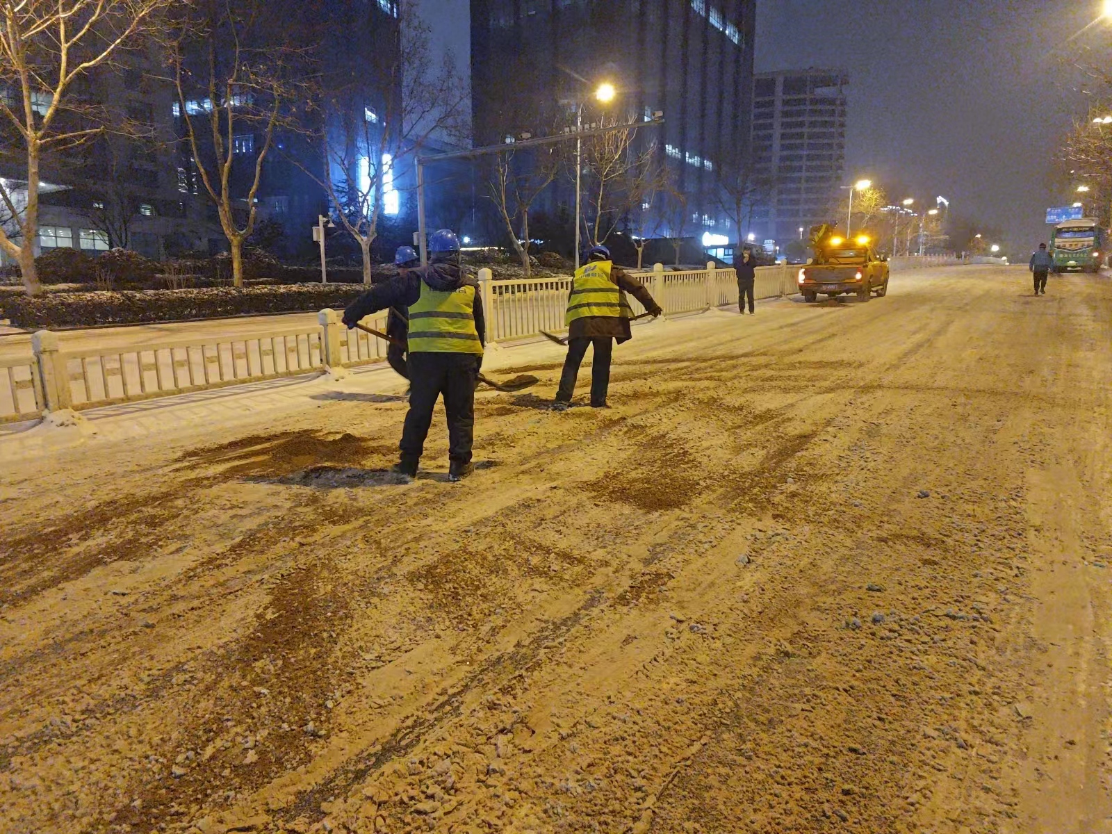 以雪為令 聞雪而動 | 中建聯(lián)合全力清冰除雪保暢通(圖5)