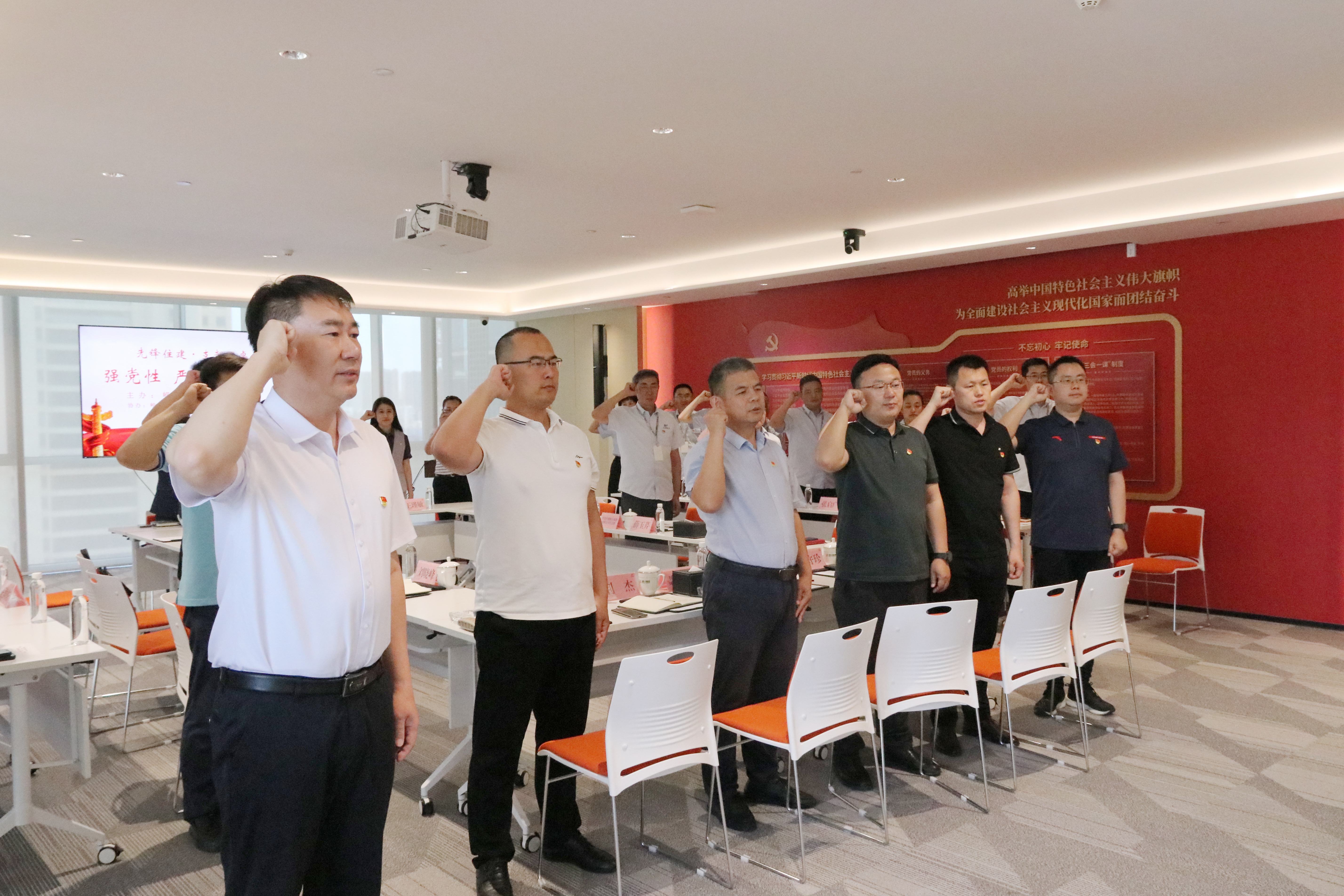 嶗山區(qū)建筑行業(yè)黨委“強(qiáng)黨性、嚴(yán)紀(jì)律、迎七一”先鋒住建·支部圓桌會(huì)在中建聯(lián)合順利召開(圖2)